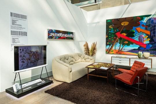 지난 9월 러시아 모스크바에서 열린 코스모스코(Cosmoscow) 2019 미디어 행사와 전시 공간에서 삼성전자 라이프스타일 TV '더 프레임', '더 세리프'가 관객들에게 소개되고 있다.    삼성전자 제공